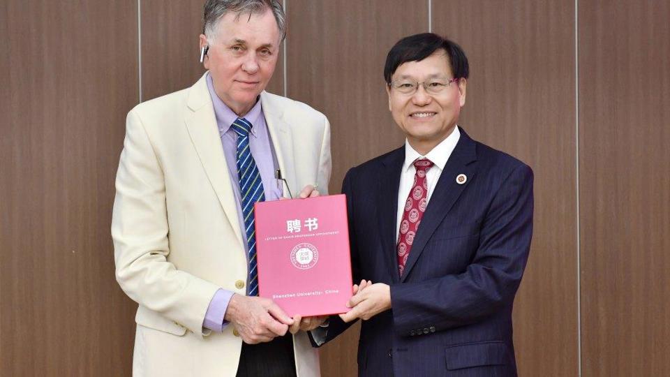 荣获2023年中国国际科学技术合作奖的诺奖得主巴里·马歇尔教授受聘深圳大学讲席教授